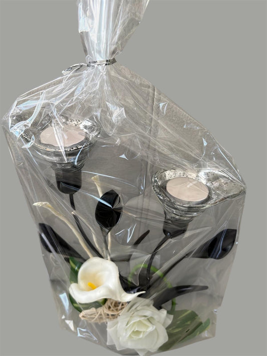 Metalen decoratie met witte Lilia’s en theelichtjes