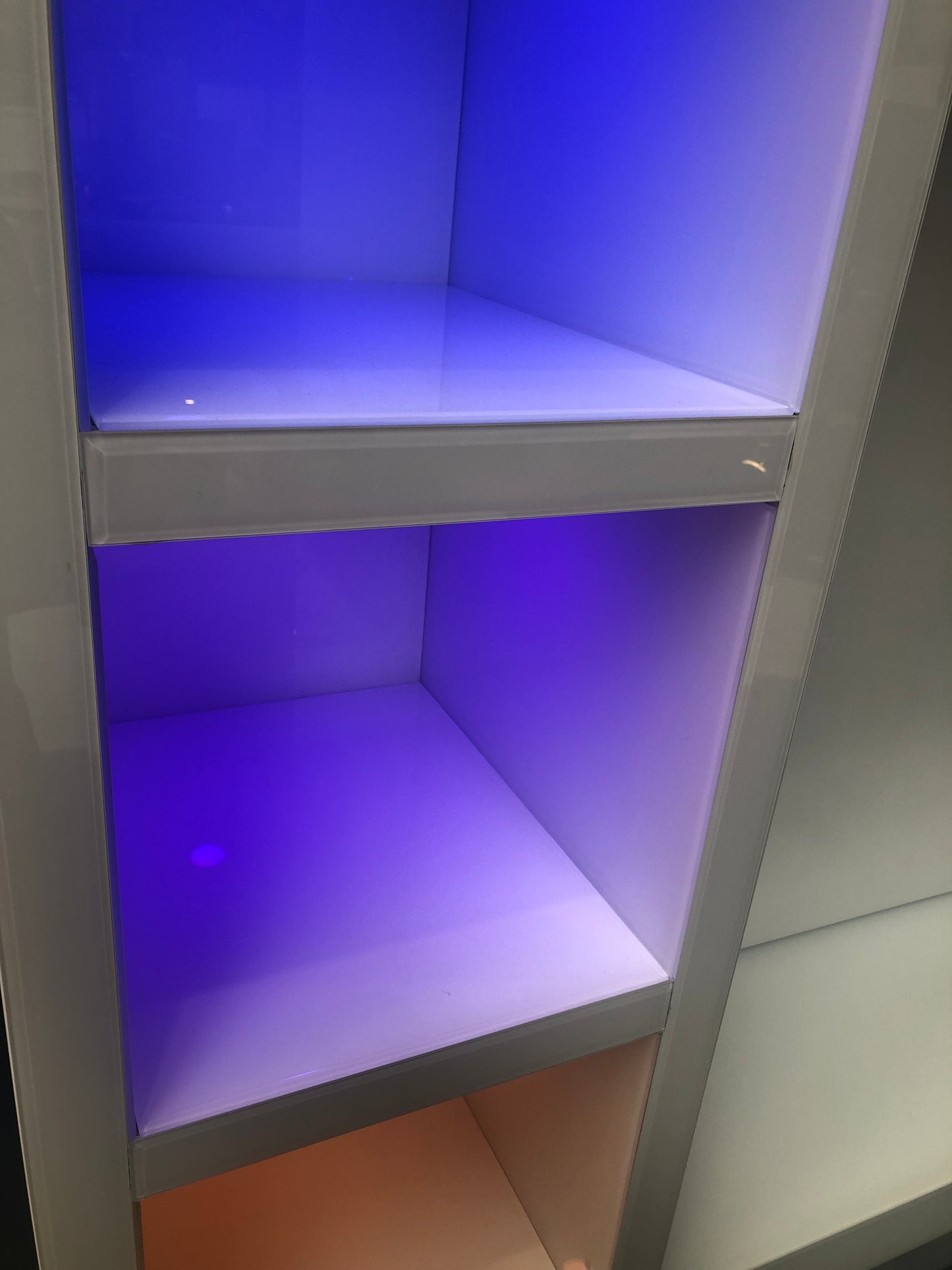 Wandmeubel met sfeerhaard, opbergkasten en verlichting