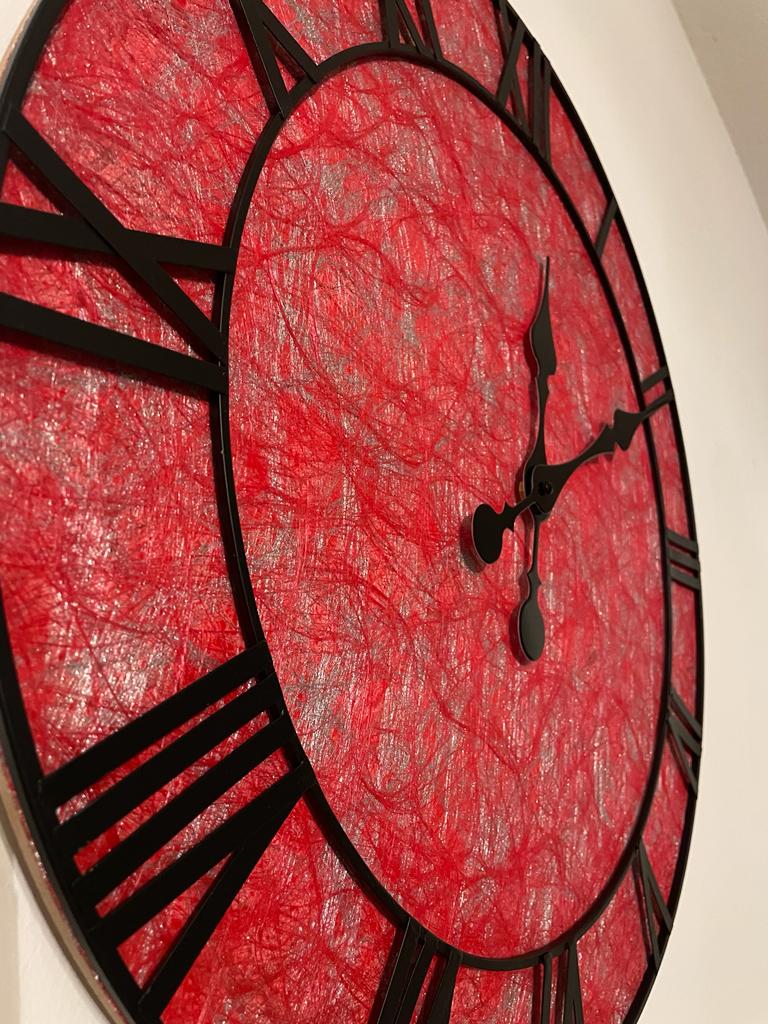 Rode klok met romeinse cijfers