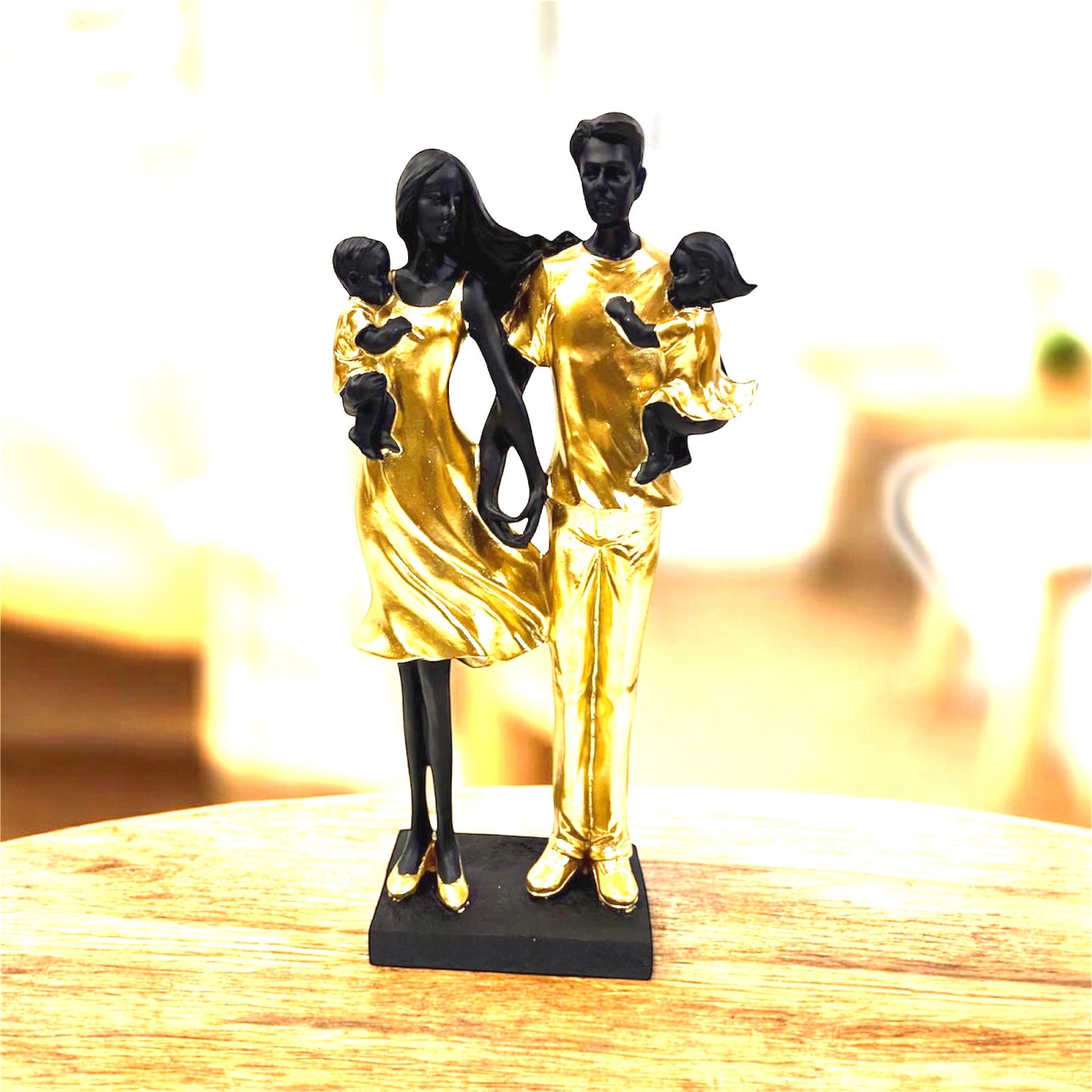 Sculptuur Koppel Met 2 Kinderen – Polyresin – Goud/Zwart – 14×29,5cm