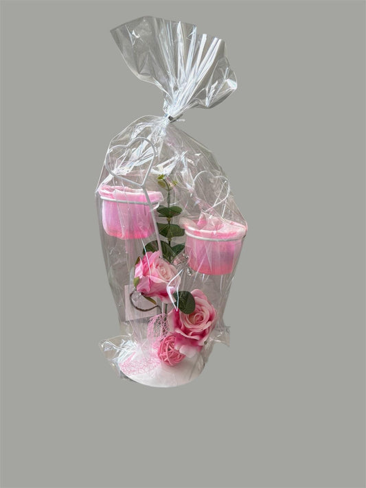 Metalen decoratie met rode rozen en theelichtjes