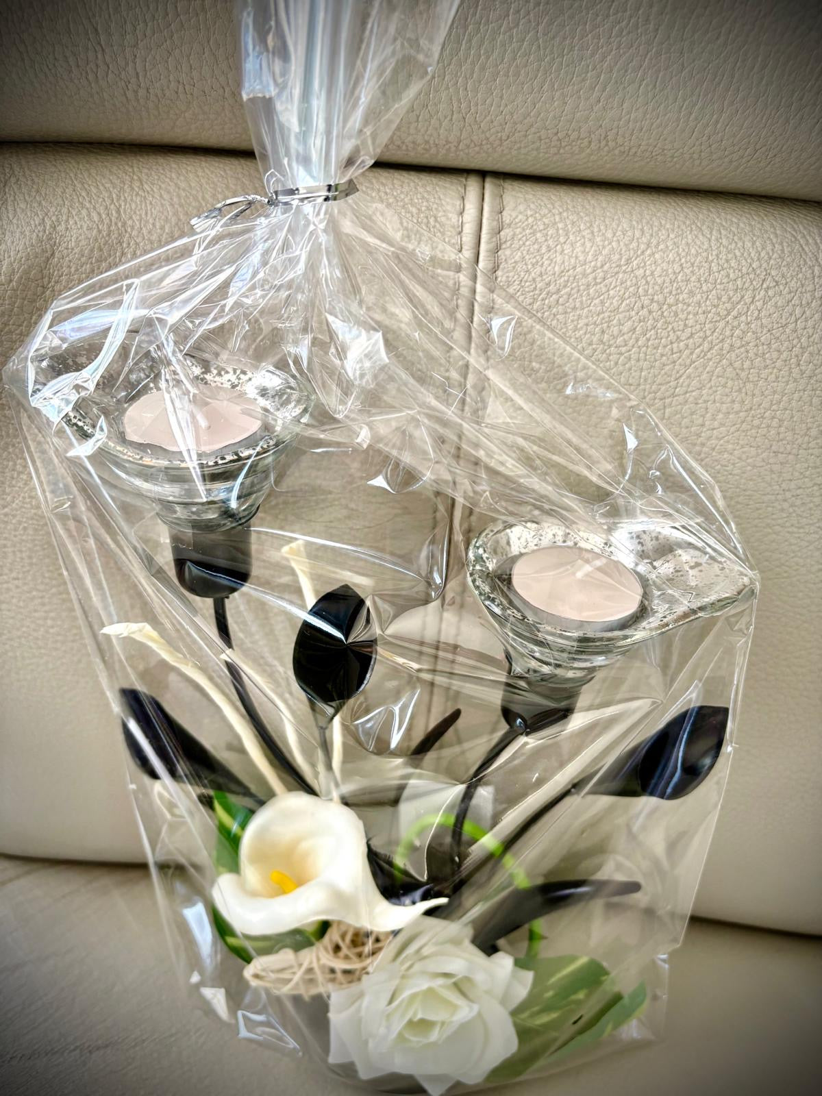 Metalen decoratie met witte Lilia’s en theelichtjes