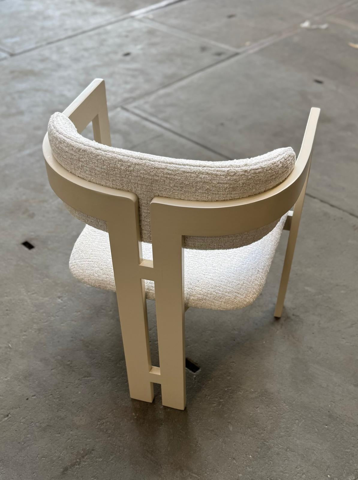 Eetkamerstoel Teddy wit met beige houten poot