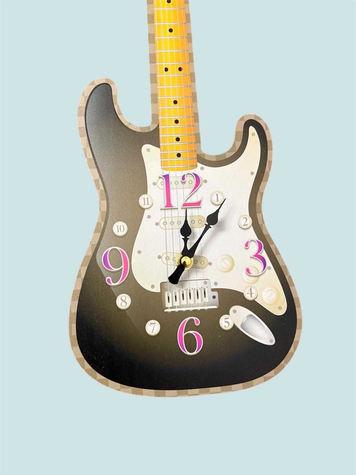 Wandklok zwart in de vorm van een gitaar