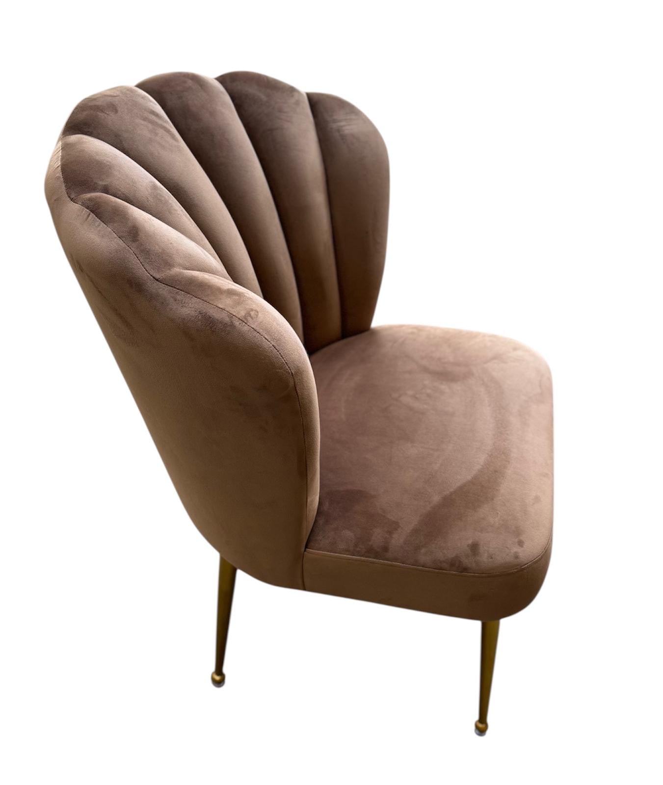 Stoel als schelp bruin dikke stof