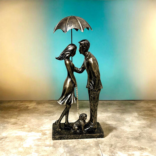 Sculptuur, Paar met Hond en Paraplu, Goud en Zwart, Vintage Uitstraling, Verliefde Koppel