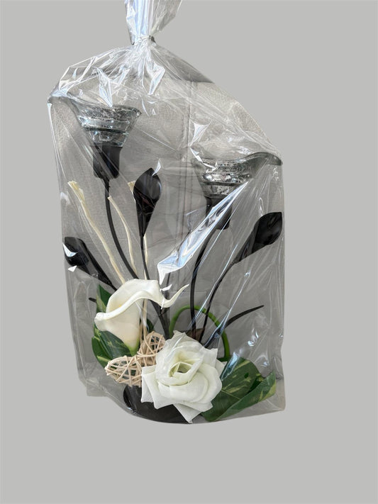 Metalen decoratie met witte Lilia’s en theelichtjes