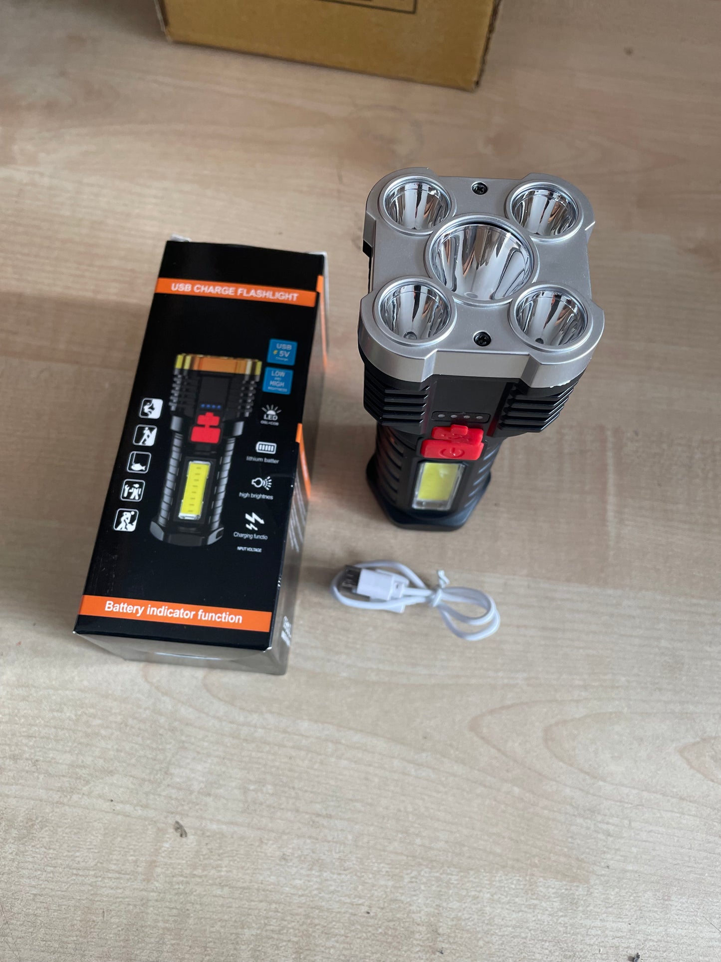 5 Led draagbare, oplaadbare LED-zaklamp met een COB-zijlicht bij Huis77 Tomasian