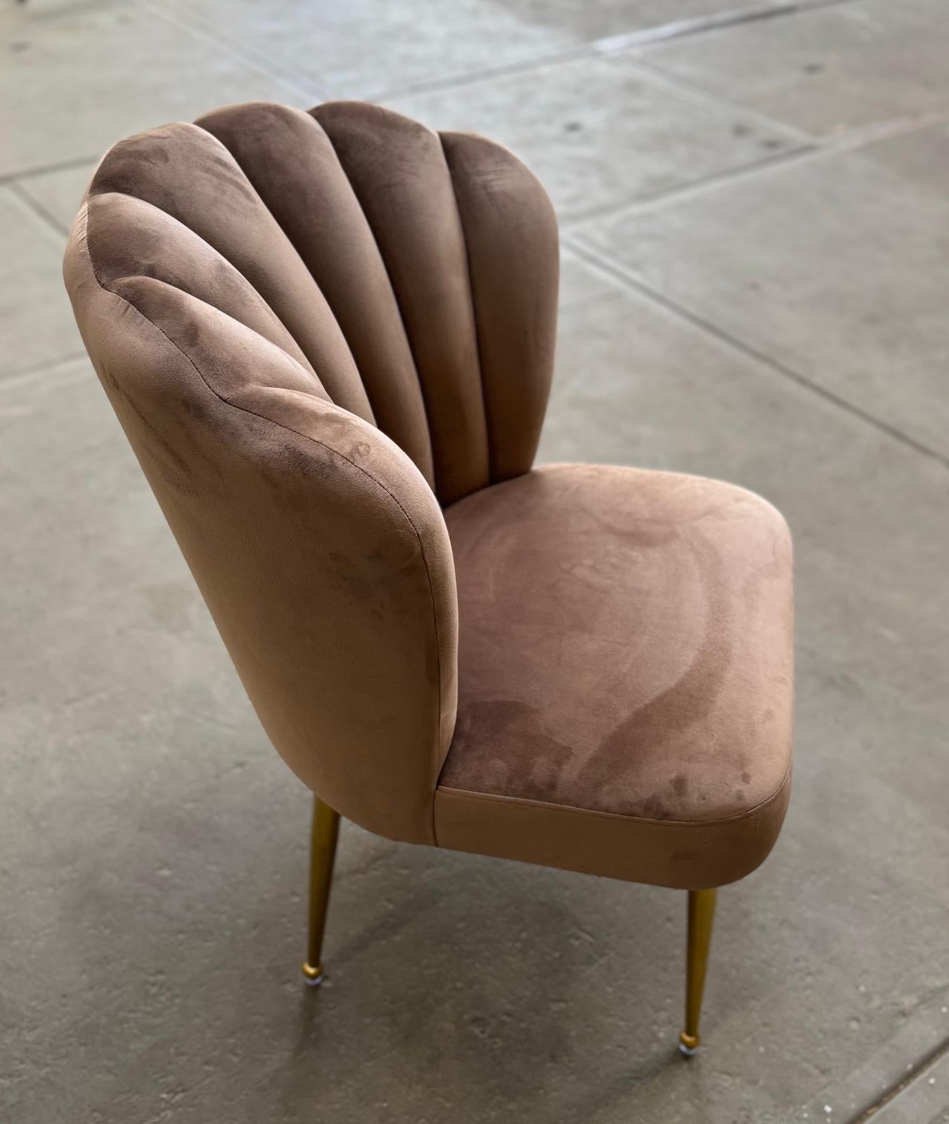 Stoel als schelp bruin dikke stof