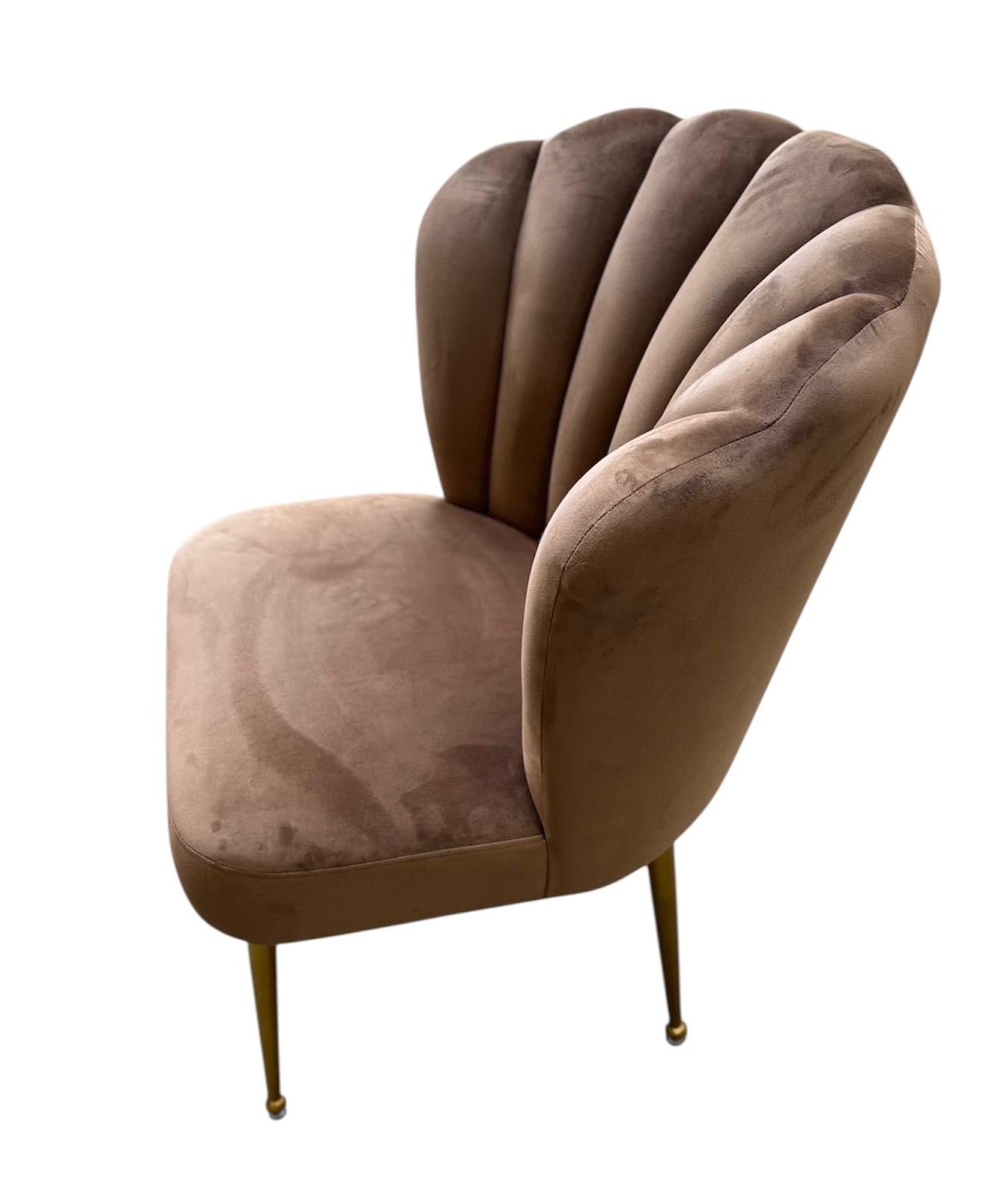 Stoel als schelp bruin dikke stof