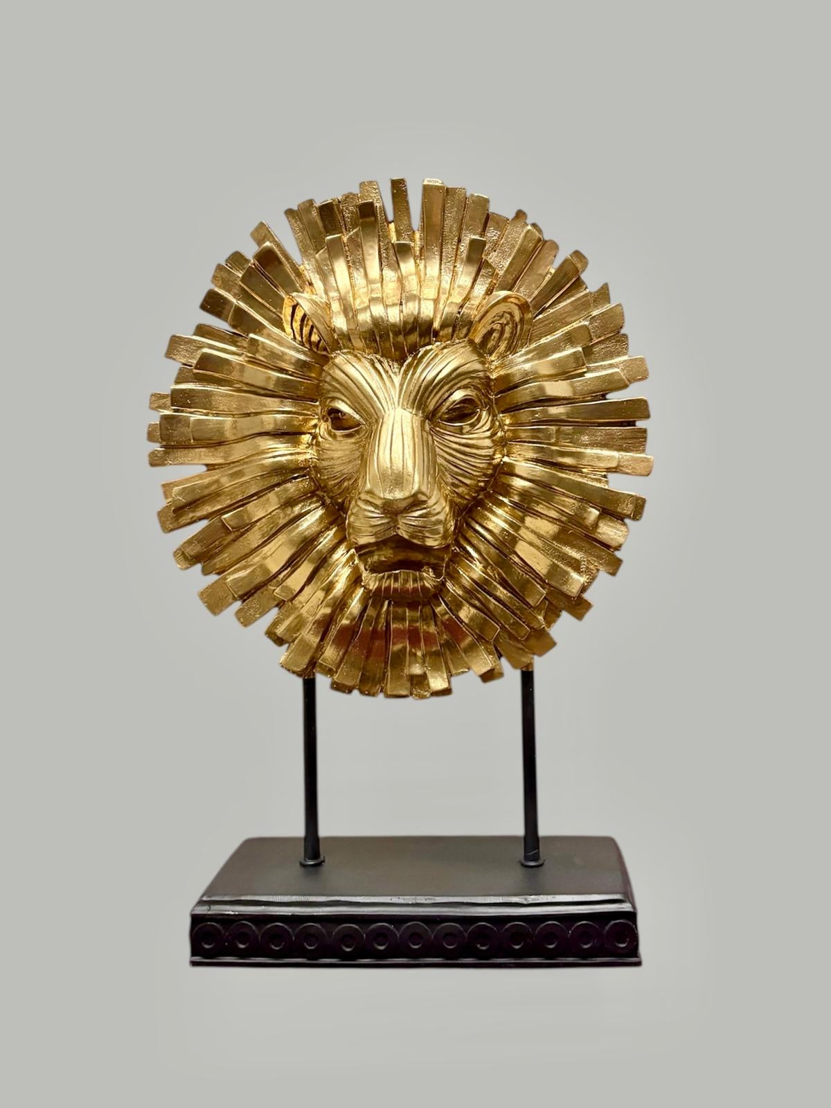 Leeuwenkop ornement goud met zwarte voet