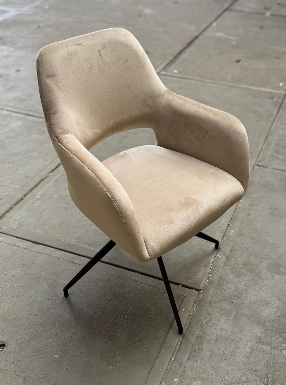 Eetkamerstoel, beige met zwarte poot  draaibaar