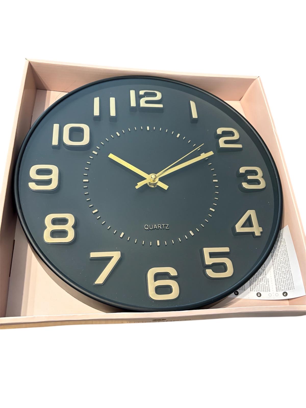 Doris reliëf plastic klok d30, wandklok zwart