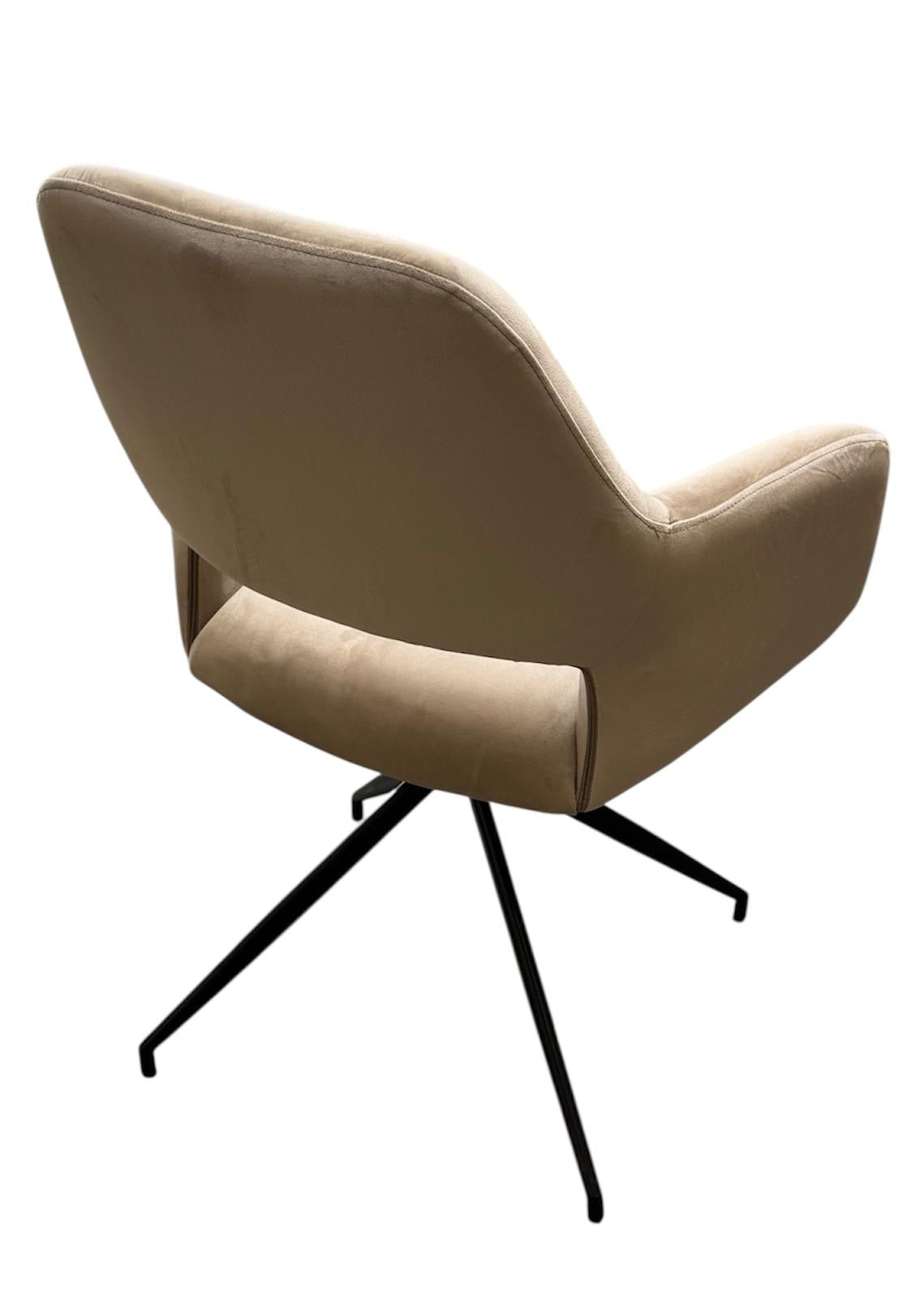 Eetkamerstoel, beige met zwarte poot  draaibaar