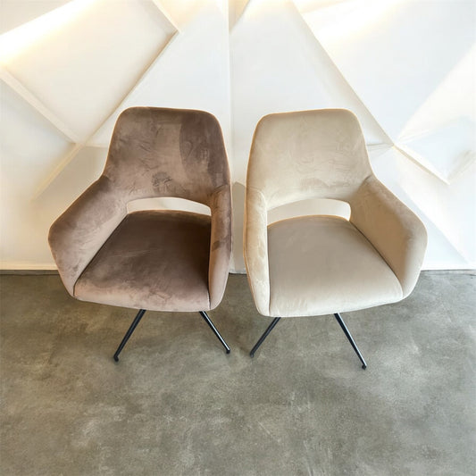 Eetkamerstoel, beige met zwarte poot  draaibaar