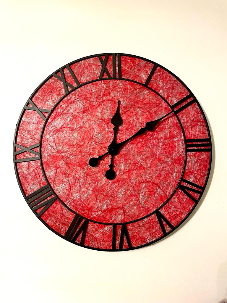 Rode klok met romeinse cijfers