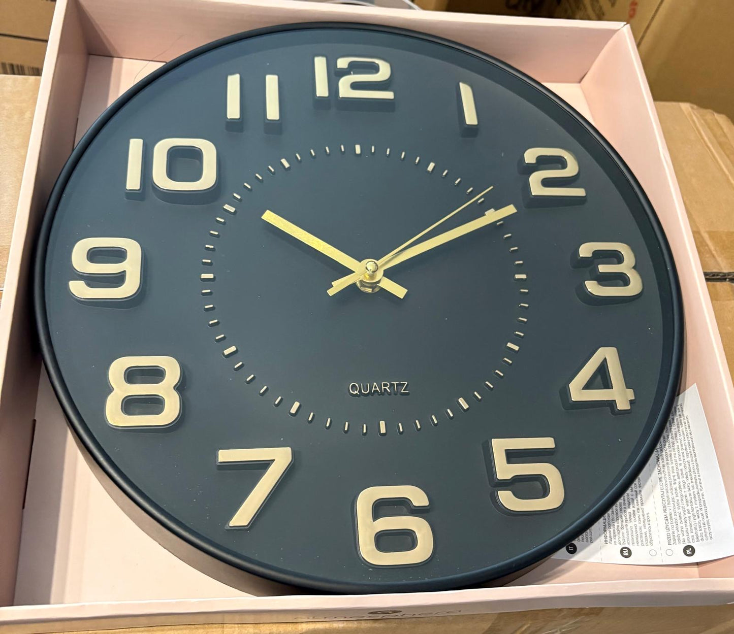 Doris reliëf plastic klok d30, wandklok zwart