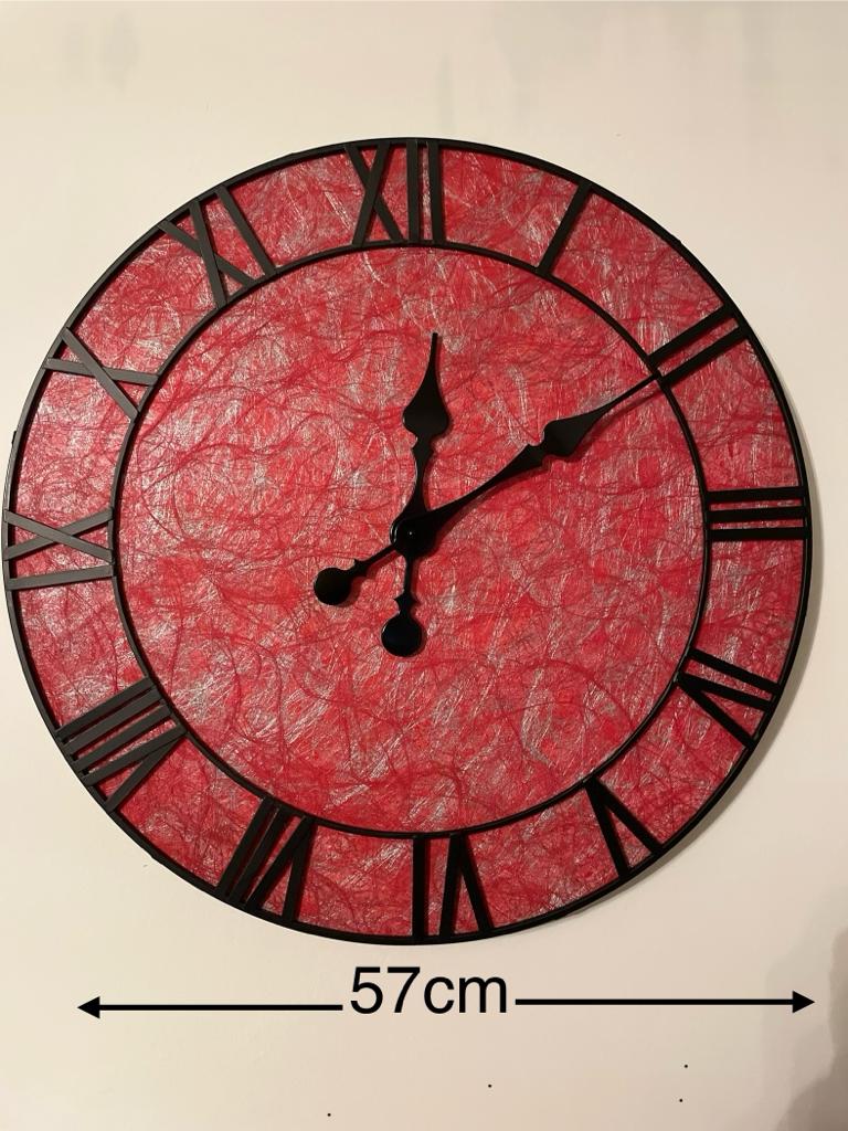 Rode klok met romeinse cijfers