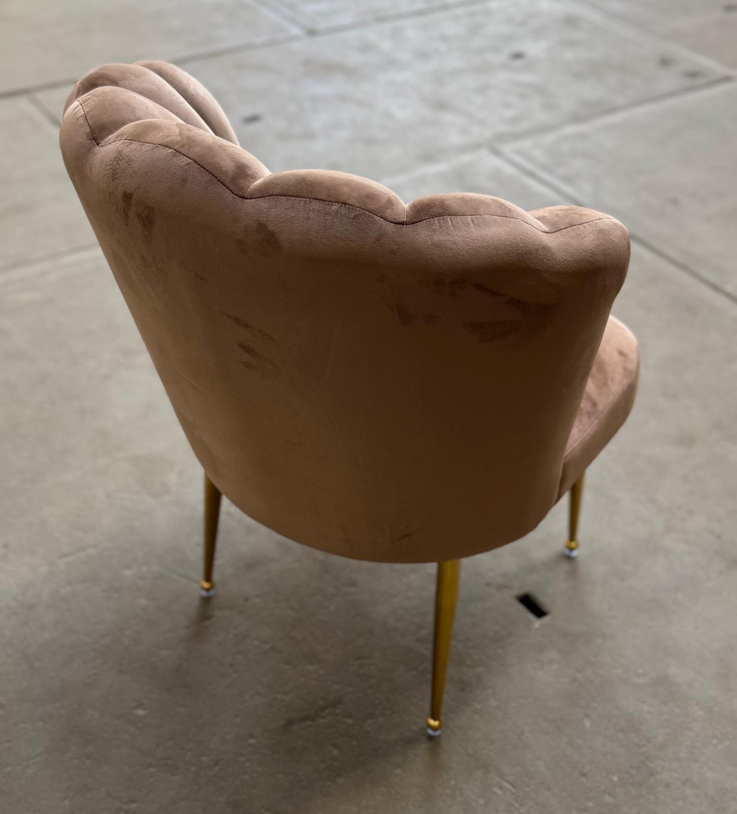 Stoel als schelp bruin dikke stof