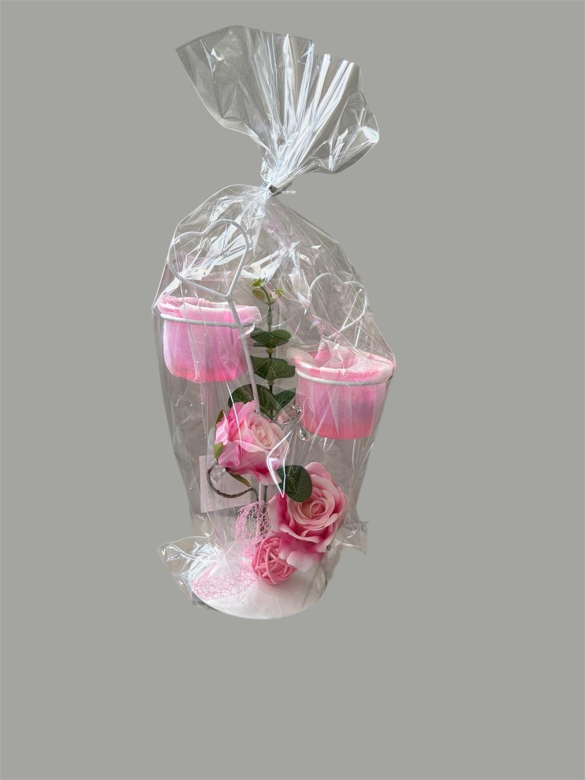 Metalen decoratie met rode rozen en theelichtjes