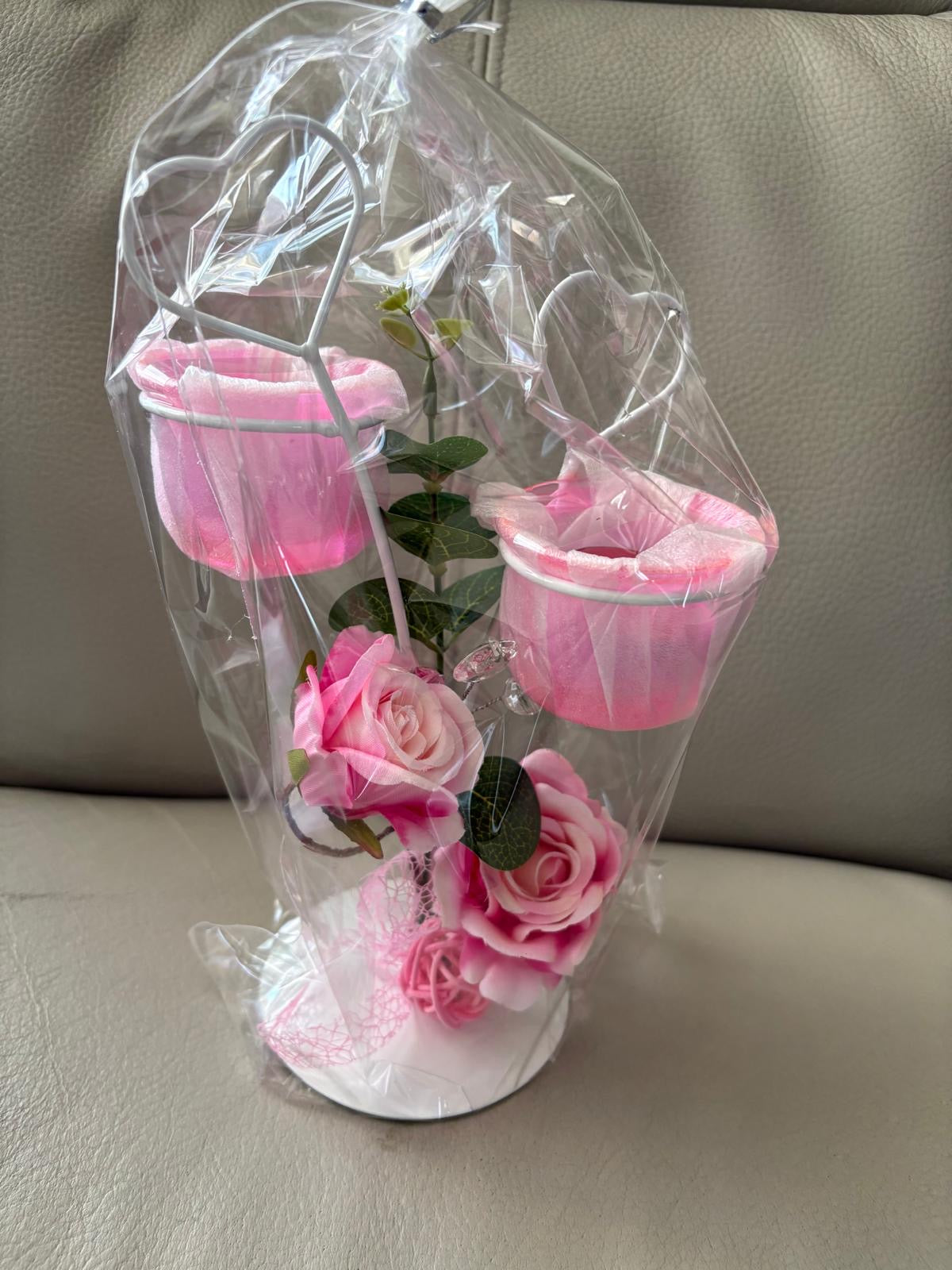 Metalen decoratie met rode rozen en theelichtjes