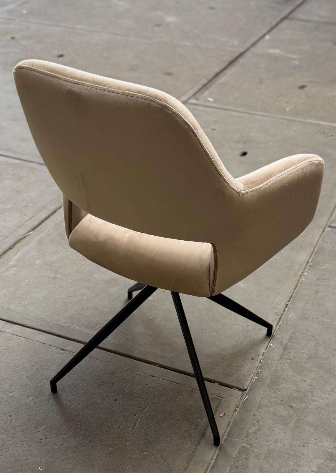 Eetkamerstoel, beige met zwarte poot  draaibaar