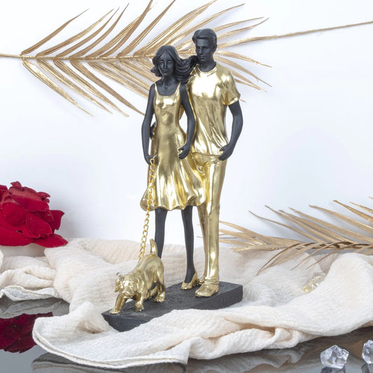 Stijlvolle Decoratieve Sculptuur van Koppel met Hond in Goud en Zwart, Kunststeen, 30 cm Hoog, 19,5 cm Breed