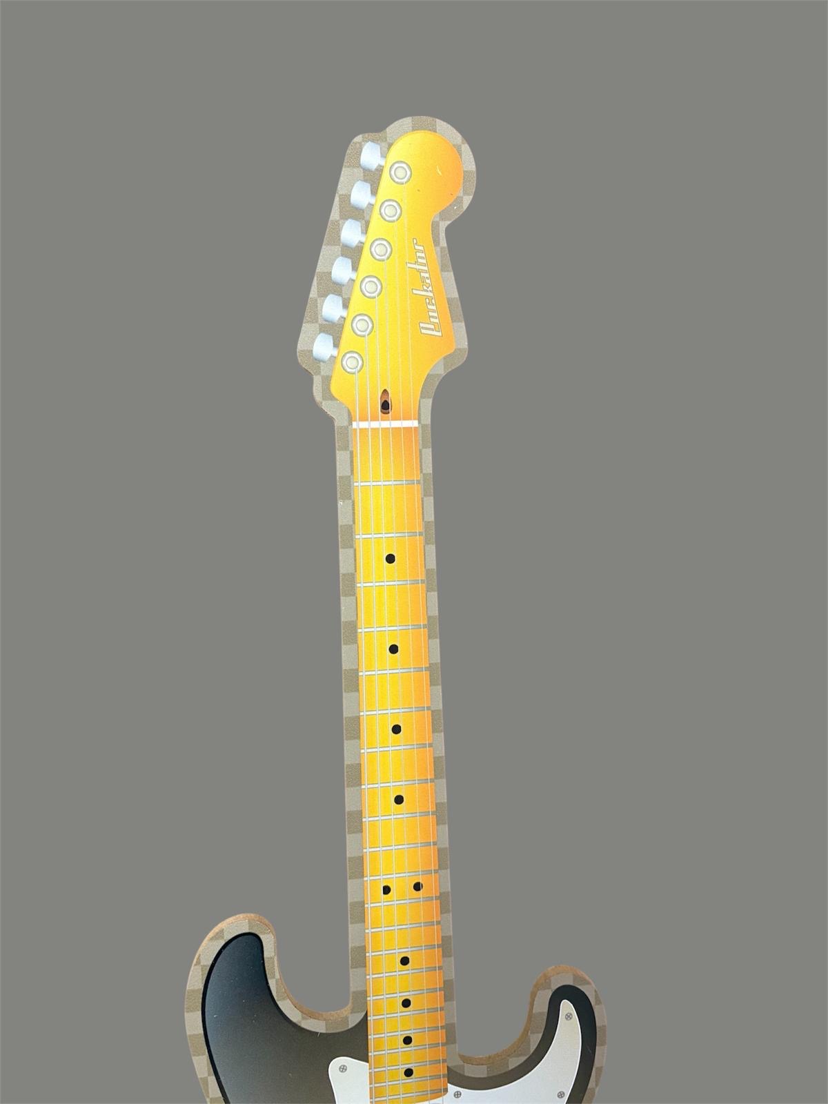 Wandklok zwart in de vorm van een gitaar