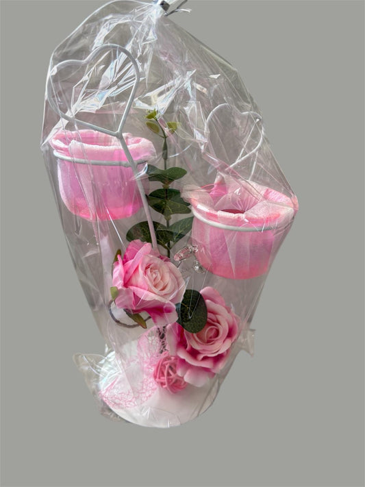 Metalen decoratie met rode rozen en theelichtjes