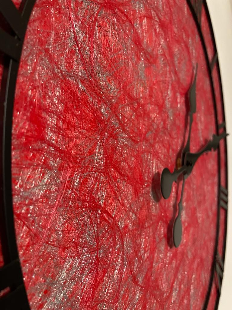 Rode klok met romeinse cijfers