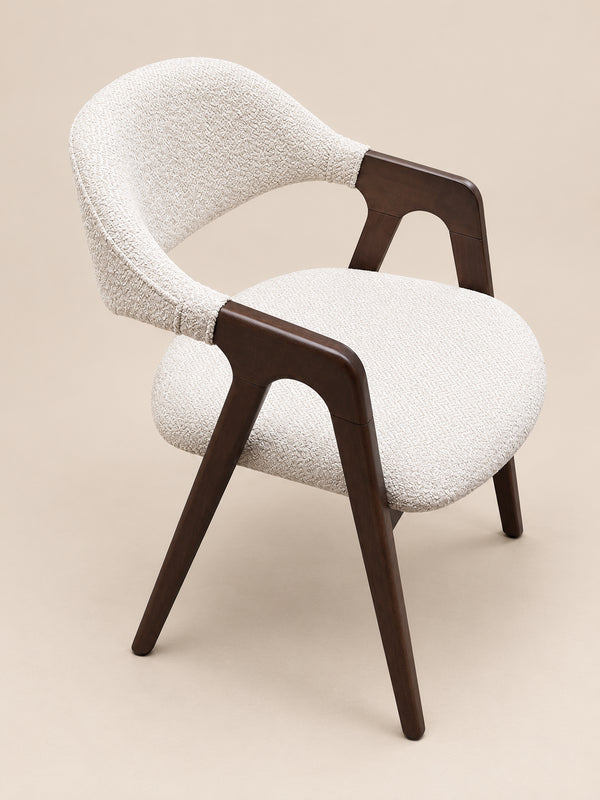 Japandi eetkamerstoel met armleuningen – notenhout en bouclé beige of taupe stof