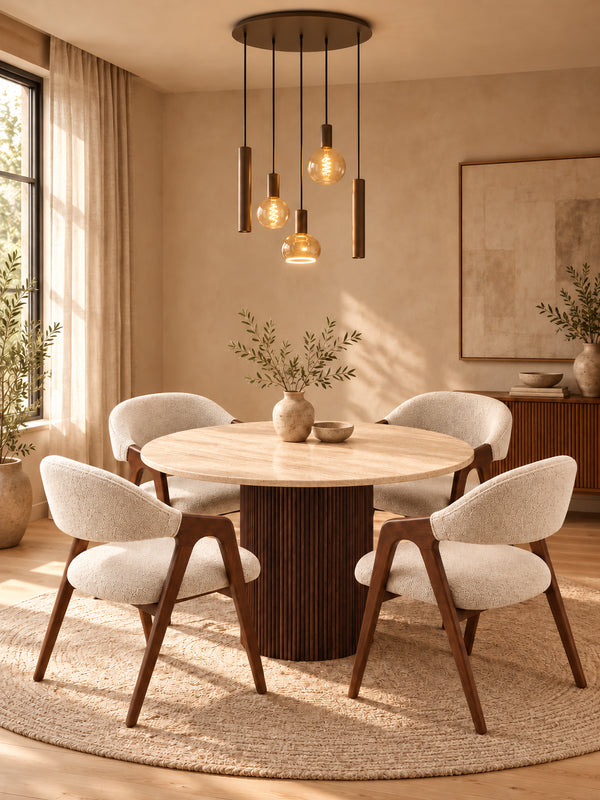 Japandi eetkamerstoel met armleuningen – notenhout en bouclé beige of taupe stof