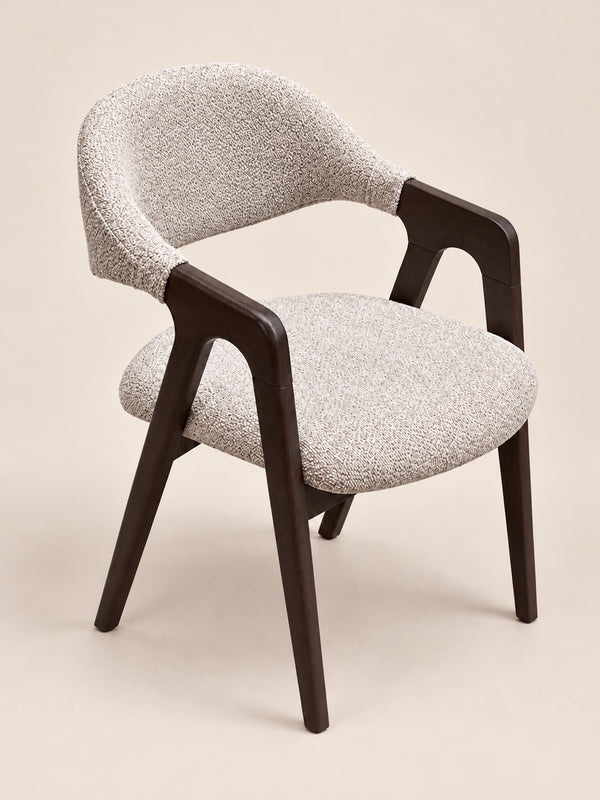 Japandi eetkamerstoel met armleuningen – notenhout en bouclé beige of taupe stof